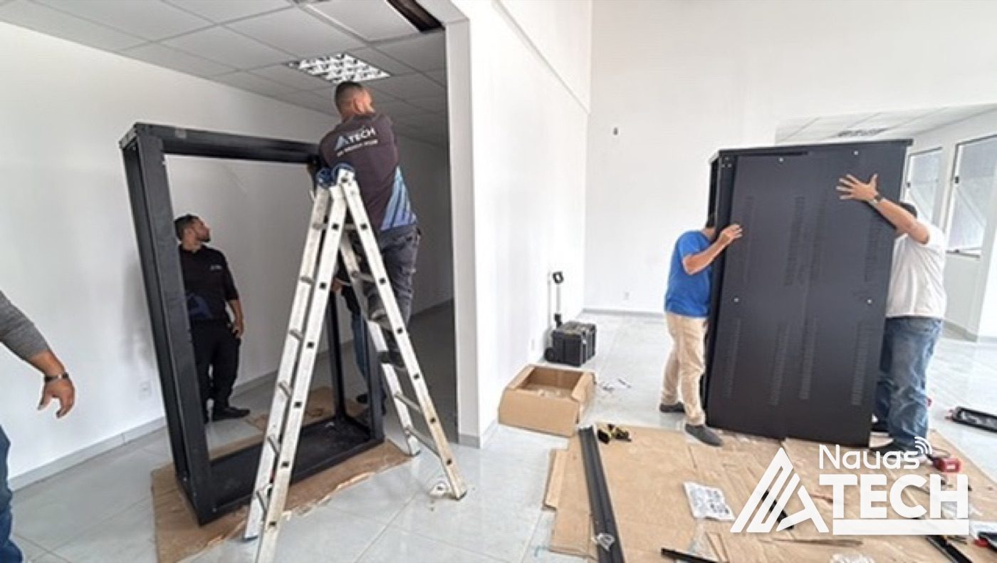 Equipe Nauas Tech montando o rack — Delegacia da Polícia Federal, Cruzeiro do Sul
